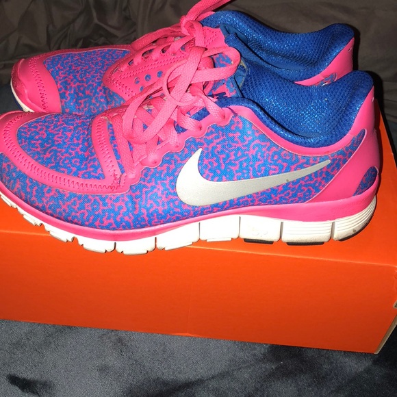 nike blue and pink running shoes